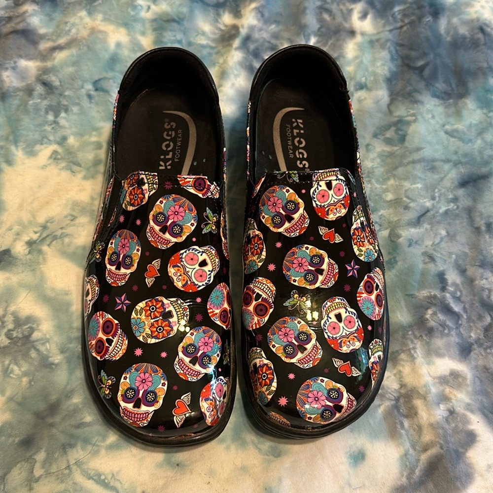 Klogs sugar skull print size 8